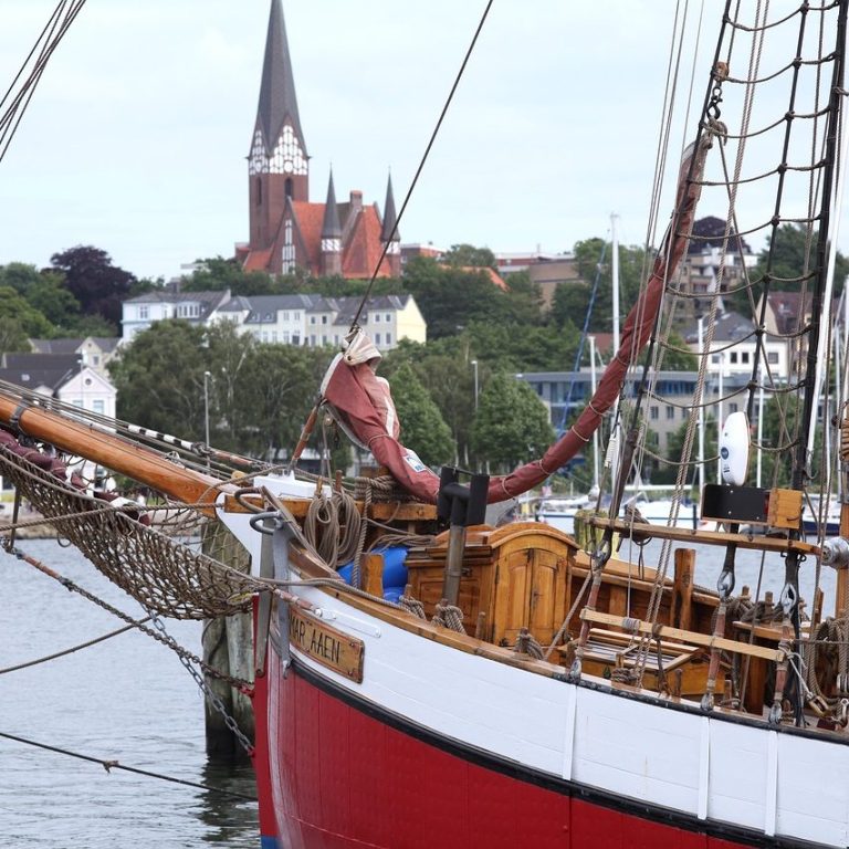 Schiff im Flensburger Hafen, Kirche St. Jürgen im Hintergrund